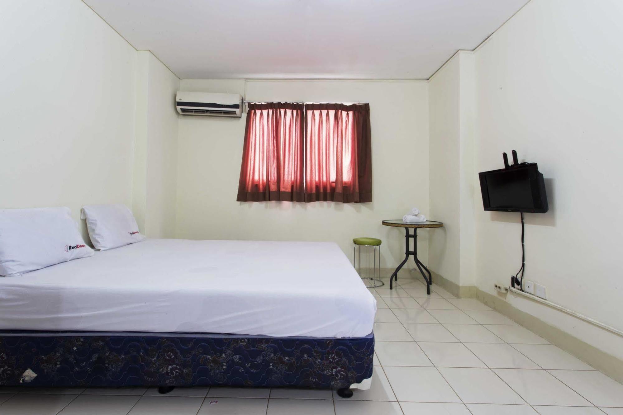 Reddoorz Apartment @ Pulo Gadung Jakarta Buitenkant foto