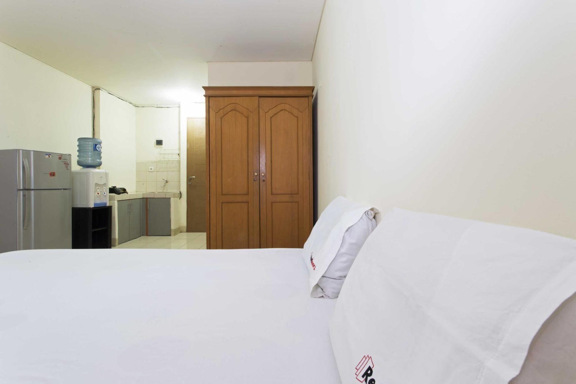 Reddoorz Apartment @ Pulo Gadung Jakarta Buitenkant foto