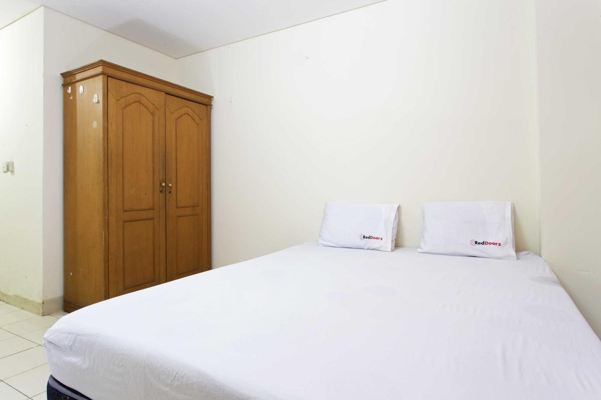 Reddoorz Apartment @ Pulo Gadung Jakarta Buitenkant foto