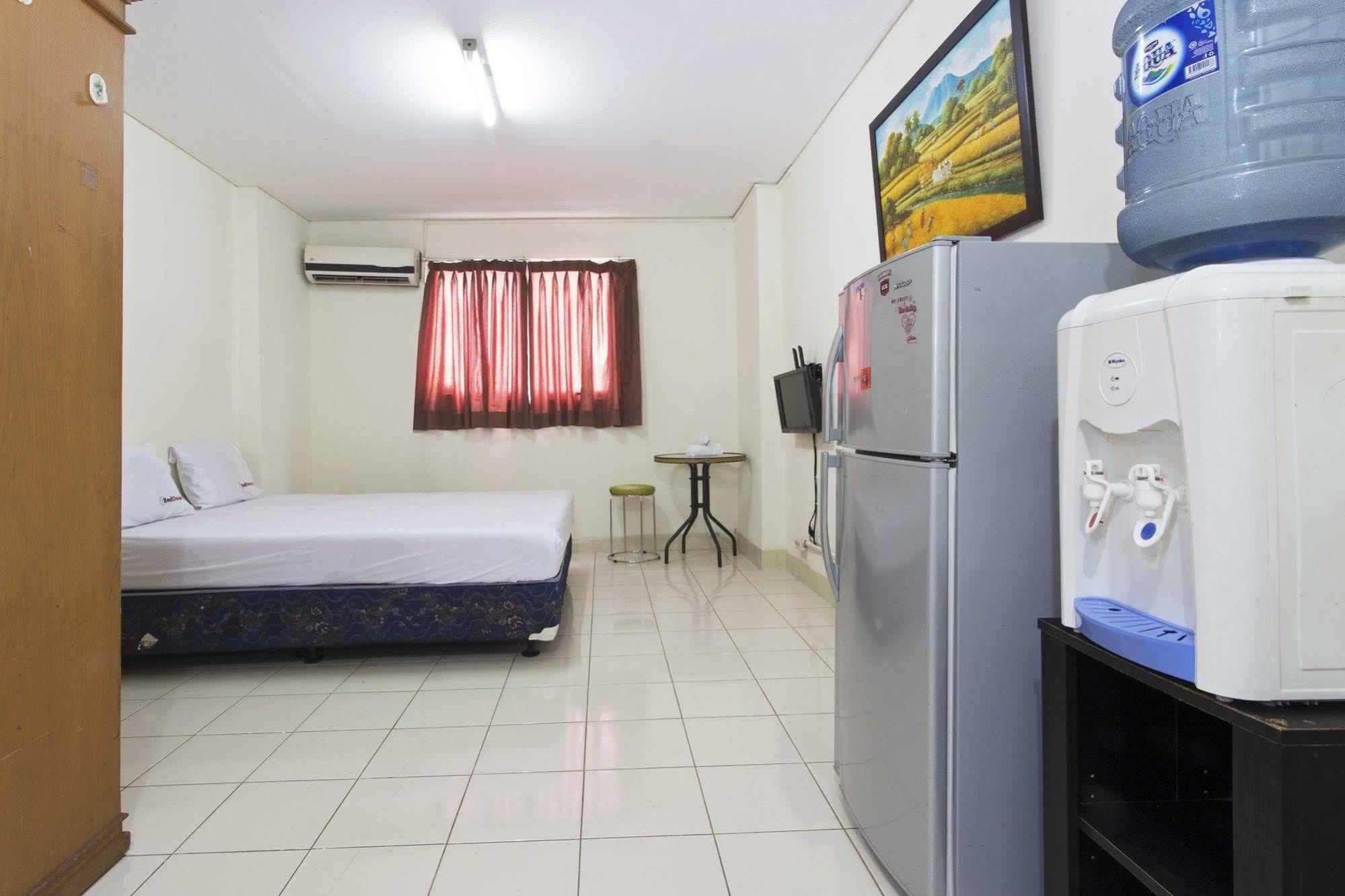 Reddoorz Apartment @ Pulo Gadung Jakarta Buitenkant foto