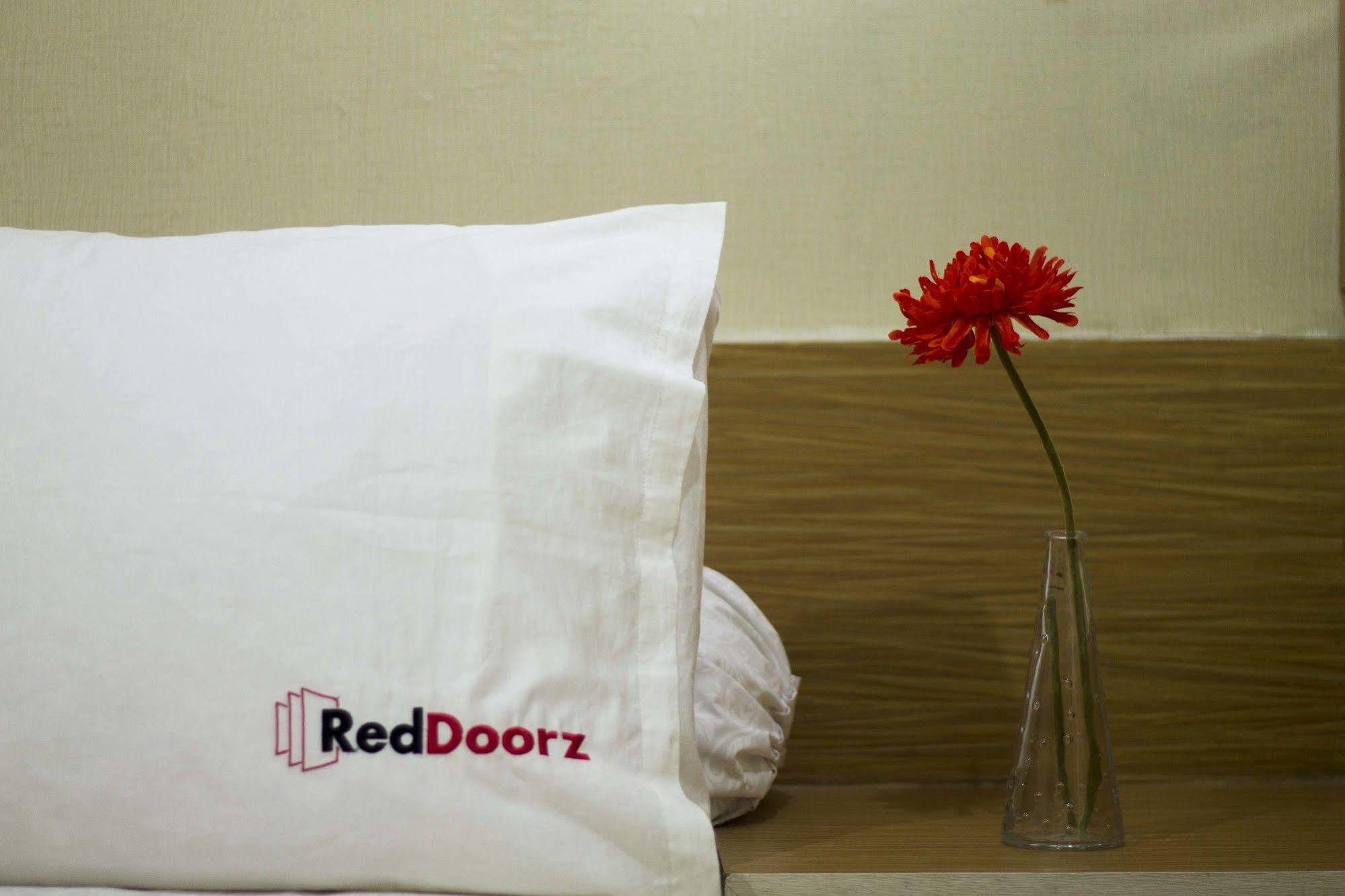 Reddoorz Apartment @ Pulo Gadung Jakarta Buitenkant foto