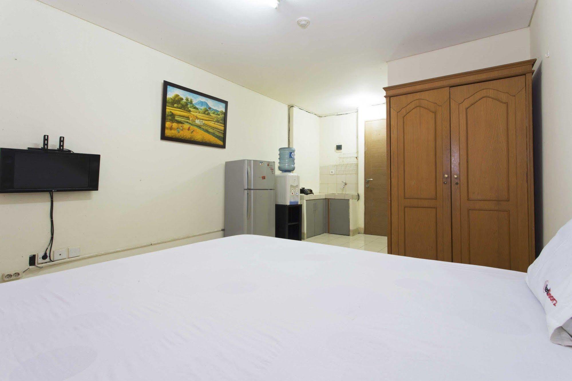 Reddoorz Apartment @ Pulo Gadung Jakarta Buitenkant foto